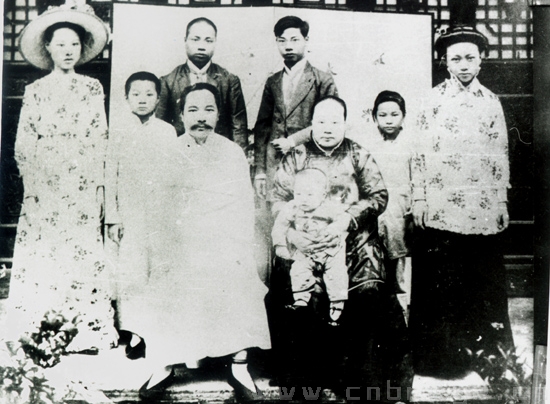 1913年，茅以升先生在南京與家人合影（后排右一為茅以升）