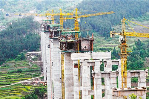 4月10日,正在建設(shè)中的豐都至忠縣高速公路豐都段控制性工程—石梁子特大橋。該大橋2012年開工,目前總體工程已完成過半。預(yù)計明年中期,豐忠高速路將建成投用。