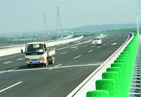 車輛行駛在肇花高速三水段上。目前，三水已有肇花、西二環(huán)、二廣、廣肇等多條高速公路通車，廣佛肇高速通車后，三水交通區(qū)位優(yōu)勢將更加明顯。