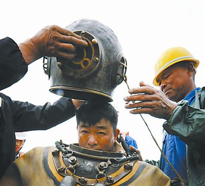 5月2日，冒著蒙蒙細(xì)雨，郝晉新帶領(lǐng)著創(chuàng)新工作室的成員們，對(duì)淮南孔李淮河大橋工程施工中關(guān)于采空區(qū)橋墩固定的攻關(guān)課題進(jìn)行最后一次現(xiàn)場(chǎng)數(shù)據(jù)核查。