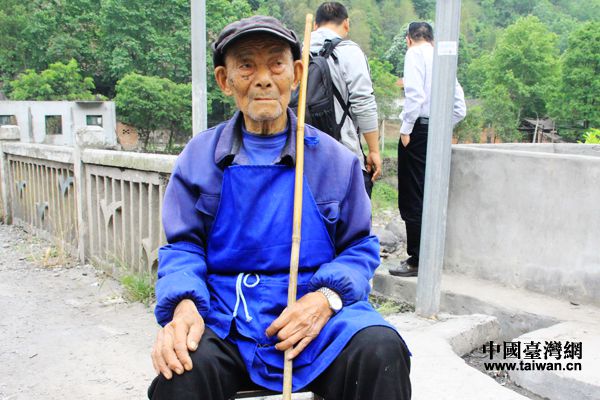 96歲的樂山雙橋村村民王國升參與了樂西公路五洞橋的修建。（中國臺灣網(wǎng) 宣玲玲 攝）