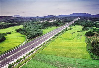 新建成通車的屯瓊高速公路猶如一條彩帶，飄逸在中部地區(qū)的青山綠水間。顯煌