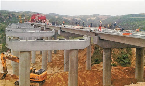 6月9日，神米佳高速公路神佳段禿尾河特大橋建設(shè)現(xiàn)常