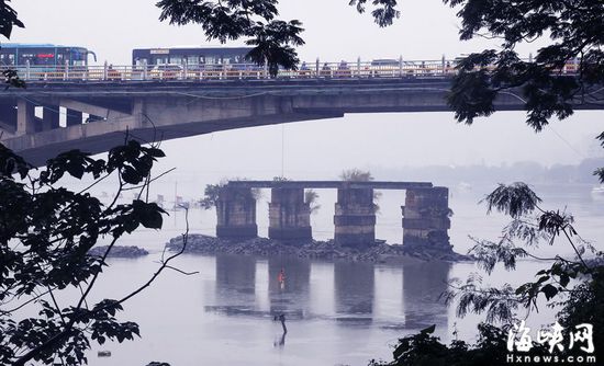 由從宋代浮橋、明代石橋到現(xiàn)如今全國最美斷橋，福州閩江上的洪山古橋已歷經(jīng)千余年。宋代理學(xué)大家朱熹曾十多次來到福州，也都是經(jīng)過當(dāng)年的浮橋進(jìn)城。