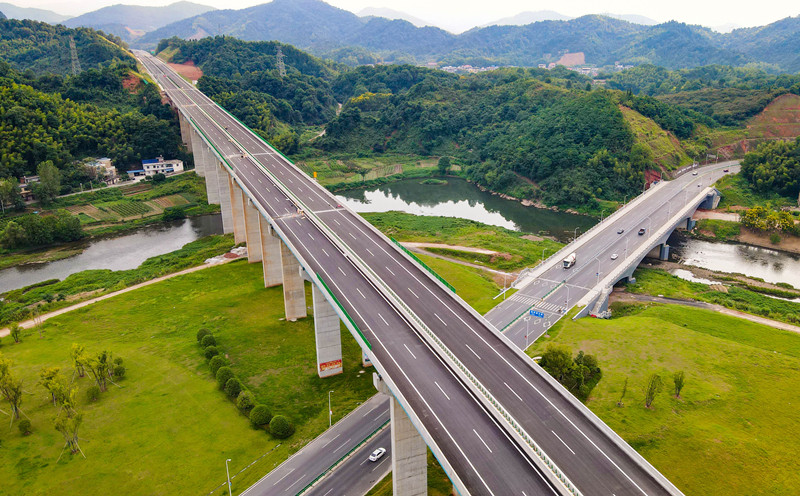 萍蓮高速公路地形地貌復(fù)雜，區(qū)域高差懸殊，橋梁隧道比率高達到43.2%，全線共建有隧道5座。（央廣網(wǎng)發(fā) 文怡 攝）